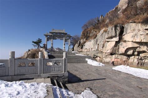 泰山哪個門能坐車——關於泰山交通與登覽的多元視角